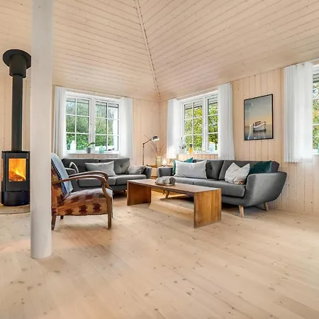 4 Bedroom Nice In Casa vacanze Højby